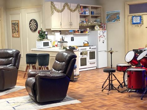 #friendsfest #london #decoracion #friendslooks Joey And Chandler Apartment, Friends Apartment Decor, Joey And Chandler, Friends Joey, Tv Show House, Joey Chandler, Friends Apartment, Apartment Things, Film Crew