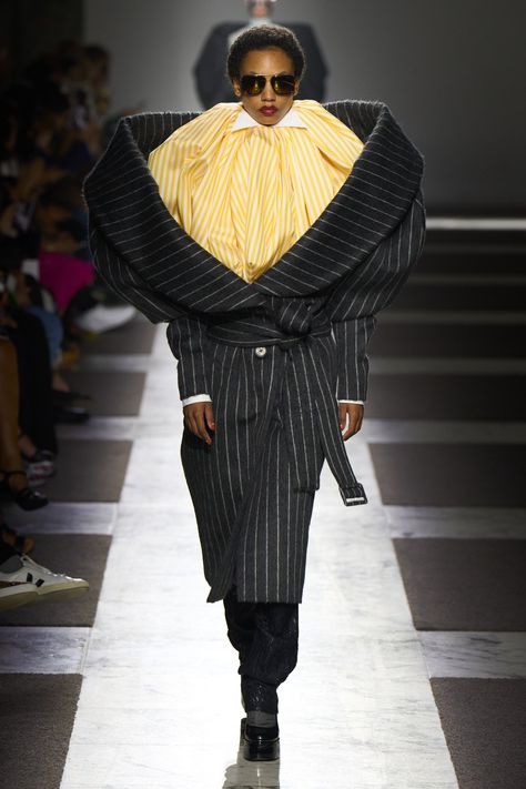 Viktor & Rolf Fall 2022 Couture Collection | Vogue Viktor And Rolf, Fall 2022 Couture, Avant Grade, Victor And Rolf, 2022 Couture, Fancy Fashion, Xtreme Couture, Shape Shifting, Viktor Rolf