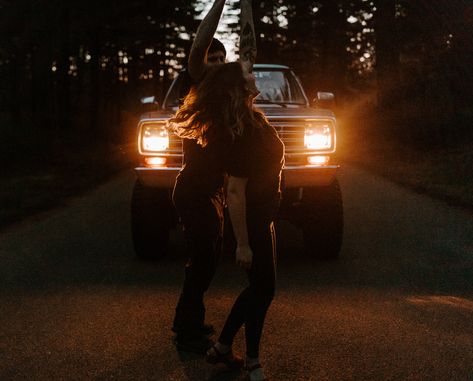 Truck Light Photoshoot, Headlight Pictures Ideas Couples, Headlight Engagement Pictures, Headlight Couples Photoshoot, Night Time Photoshoot Ideas Couples, Truck Headlights Photoshoot, Headlight Photoshoot Night, Night Time Couples Photoshoot, Headlight Pictures Ideas