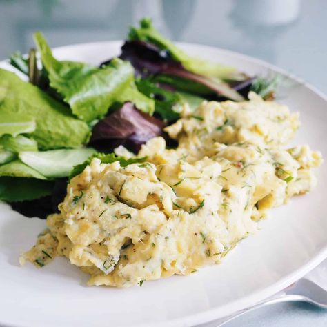 Dill Scrambled Eggs. Delicious, silky, dill flavoured eggs that are perfect for breakfast or brunch. This recipe only takes less than 10 minutes to make! Chicken Spinach Mushroom, Soft Scrambled Eggs, Spinach Mushroom Pasta, Soy Tofu, Vegetable Chow Mein, Dill Recipes, School Lunch Recipes, Scrambled Eggs Recipe, Chicken Chow Mein