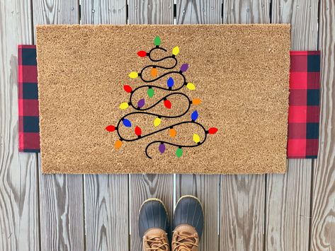 Christmas Front Door Mat, Christmas Door Mat Painting, Christmas Doormat Painting, Christmas Doormats Diy, Painted Christmas Door Mat, Christmas Door Mat Ideas Diy, Christmas Rugs Outdoor, Holiday Door Mat, Holiday Door Mats