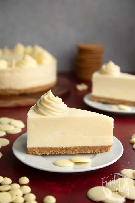 No Bake White Chocolate Cheesecake, White Choc Chip Cookies, White Chocolate Cheesecake Recipes, Baked White Chocolate Cheesecake, Chocolate Traybake, Chocolate Mousse Cheesecake, Coffee Cheesecake, Chocolate Cheesecake Recipes, White Chocolate Cheesecake