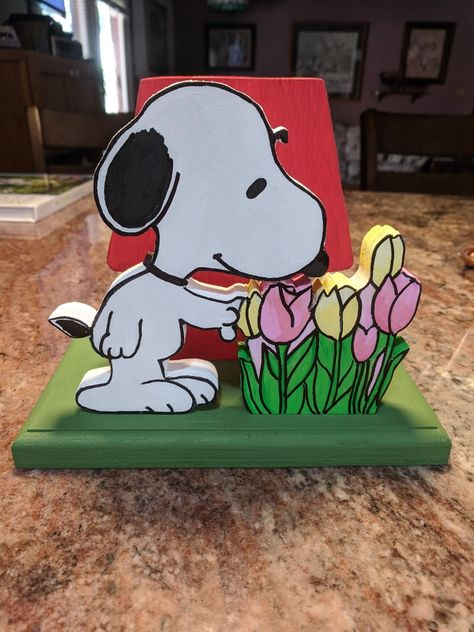 Snoopy Gifts Ideas, Snoopy Gift Ideas, Snoopy Diy, Snoopy Crafts, Snoopy House, Snoopy Gifts, Wood Yard Art, Peanuts Cartoon, Bf Gifts