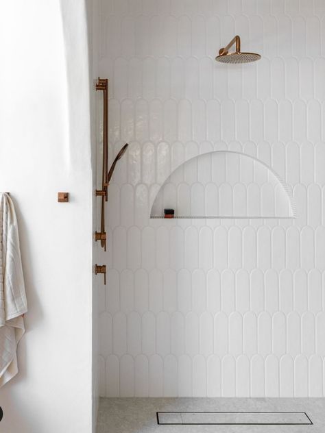 30 Best Farmhouse Shower Niche Ideas - Nikki's Plate Shower Niche With Arch, Shower Niche Organization, Arched Shower Niche, Shower Niche Ideas, Wall Niche Ideas, Shower Alcove, Brick Wall Tiles, Bathroom Niche, Bathrooms Inspiration