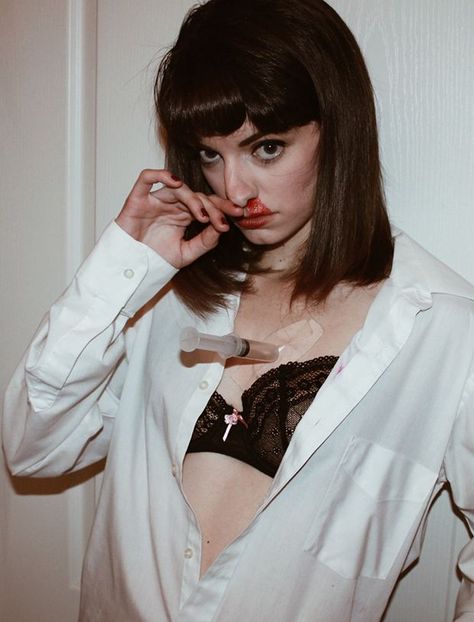 Cult Classic Halloween Costumes, Mia Wallace Costume, Halloween Costumes Ideas For Women, Halloweenský Makeup, Popular Halloween Costumes, Kostum Halloween, Movie Halloween Costumes, Classic Halloween Costumes, Halloween Costumes Ideas