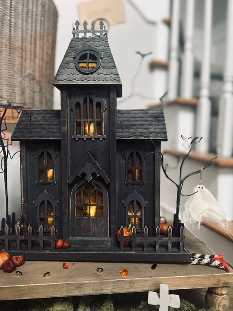 Model Haunted House, Halloween Village Houses Diy, Halloween Tiny House, Haunted Cardboard House, Haunted Doll Houses, Haunted Doll House Ideas, Diy Mini Haunted House, Halloween Diorama Ideas, Cardboard Halloween House