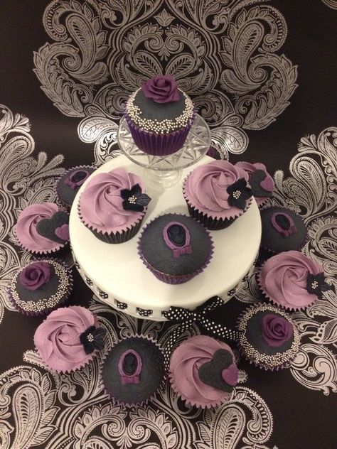 Victorian Gothic Chic Cupcakes - by cherylscakeboutique @ CakesDecor.com - cake decorating website Goth Cupcakes, Gothic Baking, Gothic Cupcakes, Victorian Cupcakes, Gothic Cakes, Chic Cupcakes, Goth Cakes, Cupcake Branding, Gothic Birthday