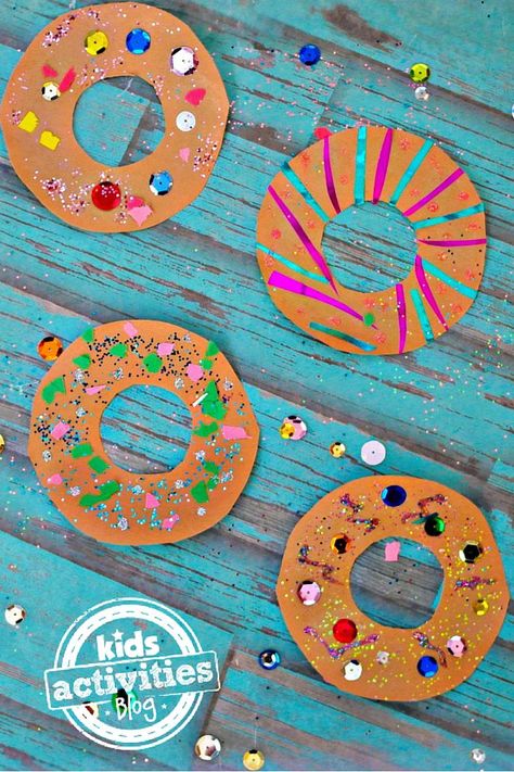 Before making donuts for snack have each child make their own decorated paper donut. Decorate Your Own Donut, Donut Craft, Crafts By Month, Storytime Crafts, Hansel Y Gretel, Donut Birthday Parties, Sunday Breakfast, Aktivitas Montessori, Donut Party