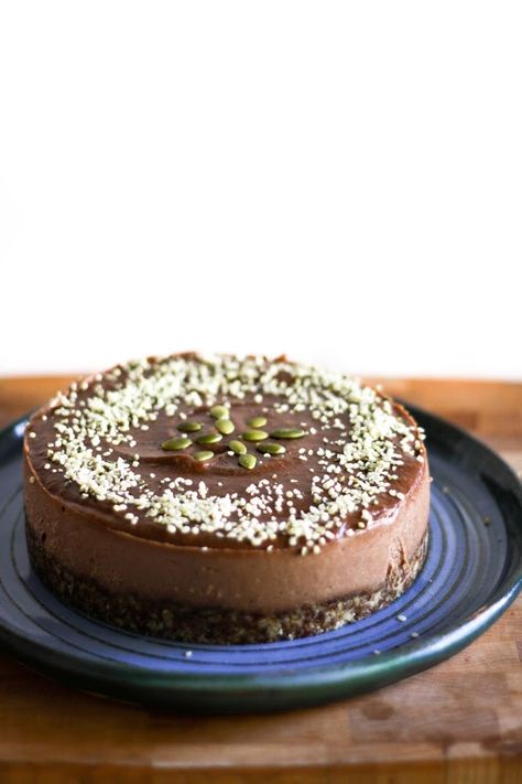 This Rawsome Vegan Life: RAW VEGAN CHOCOLATE CAKE Raw Chocolate Cake, Healthy Vegan Dessert, Raw Vegan Chocolate, Vegan Chocolate Cake Recipe, Raw Vegan Desserts, Vegan Chocolate Cake, Raw Cake, Cake Vegan, Desserts Vegan