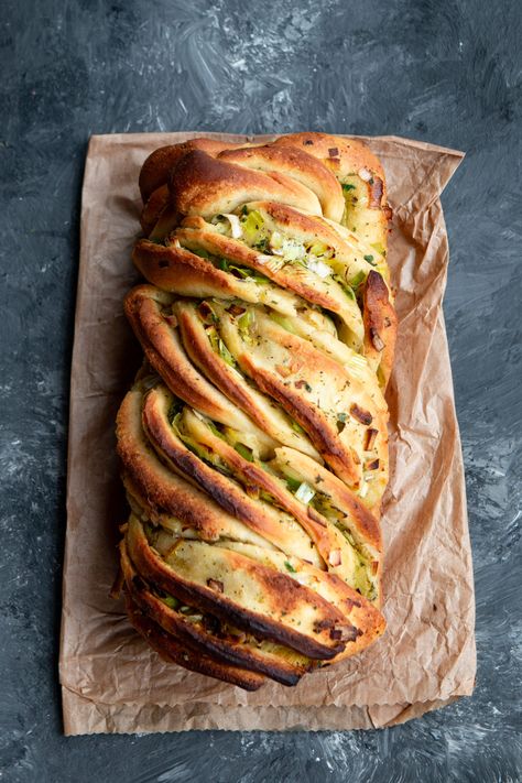 Twist Bread, Garlic Twist, Vegan Bread Recipe, Leek Recipes, Loaf Of Bread, Vegan Bread, Vegan Condiments, Bread Dough, Leeks