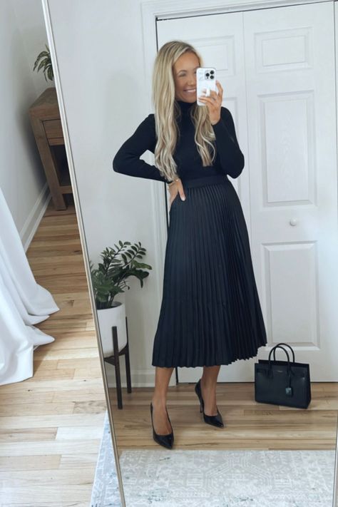 Pleated Skirt Blazer Outfit, Ribbed Turtleneck Outfit, Turtle Neck With Skirt, Pleated Skirt Outfit Casual, Black Turtleneck Outfit, Fall Business Casual Outfits, Meeting Outfit, Casual Work Attire, Pleated Skirt Outfit