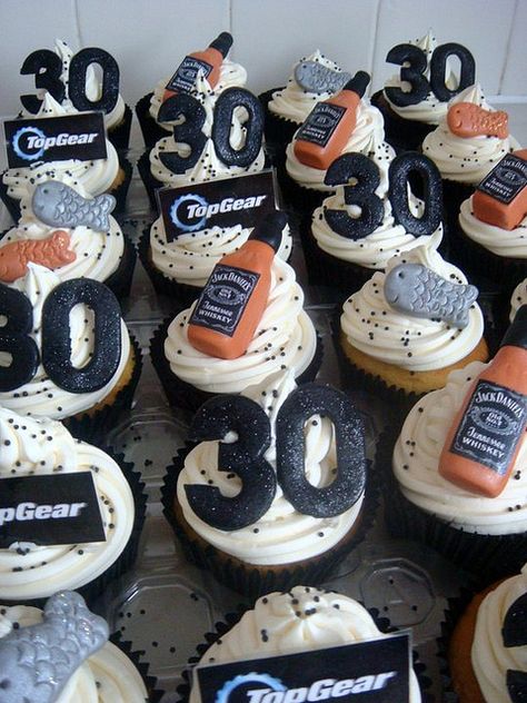 30th Birthday Idea- Cupcakes (Change the jack to redbull and the fish to penguins and this would be perfect for Steve!) Festa Jack Daniels, 30th Birthday Cupcakes, Surprise 30th Birthday, Cupcakes For Men, 30th Bday Party, Birthday 21st, Pop Cake, 30th Party, 30 Birthday Cake