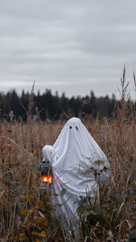 Trendy Photoshoot Ideas, Trendy Photoshoot, Dark Photoshoot, Halloween Ghost Costume, Aesthetic Ghost, Ghost Photoshoot, Ghost Halloween Costume, Fall Shoot, Neil Patrick