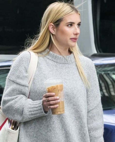 Emma Roberts Hairstyles, Emma Roberts Blonde, Emma Roberts Aesthetic, Emma Roberts Hair, Celebrity Inspired Outfits, Stylish Artwork, Woman Sweater, Emma Rose, Comfort People