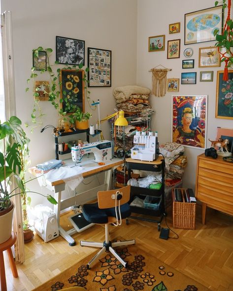 Welcome to my cozy corner! 🌿 It’s secondhand september, so I think there’s no better time to show off my little workspace where all the upcycling magic happens! 🥹✂️✨ tucked away in the corner of my studio apartment, this nook is where I breathe new life into old fabrics and create one-of-a-kind pieces 🌼🌞 I think sustainability isn’t just about the clothes we wear, it’s about the spaces we create and the choices we make every day 🌍♻️ Did you know that the fashion industry is responsible f... Floor Chair Ideas, Attic Art Studio Ideas, Sewing Corner In Bedroom, Fashion Designer Workspace, Art Corner Studio, Art Studio Living Room, Craft Room Aesthetic, Art Corner Bedroom, Fashion Studio Workspace