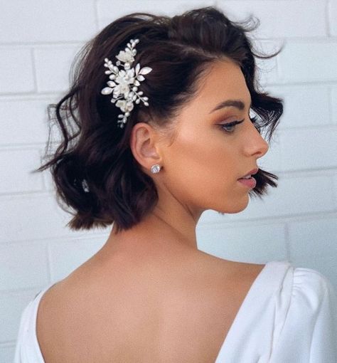 Modern Wedding Bob with Waves Short Bridal Hair, Sparkly Hair Accessories, Short Hair Bride, Bridal Floral Headpiece, Easy Hairdos, Birthday Hairstyles, Curly Wedding Hair, Hairdo Wedding, Trendy Wedding Hairstyles