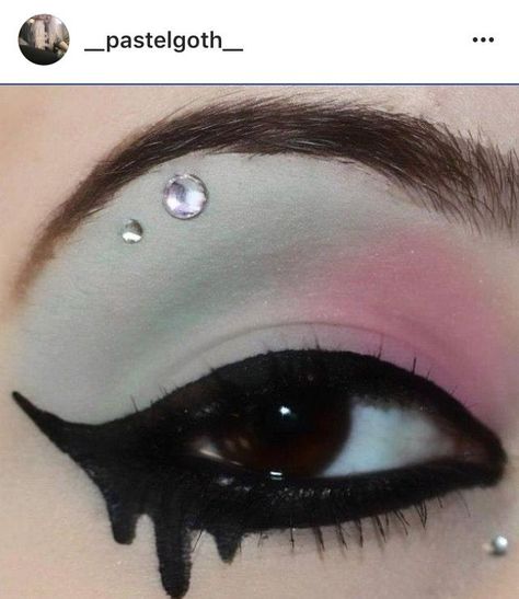 Goth Make Up, Pastel Goth Makeup, Eyeliner Ideas, Make Up Designs, White Makeup, Emo Makeup, School Makeup, How To Apply Eyeliner, Gothic Makeup