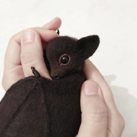 I Started Making Toys From Wool 3 Years Ago, Here Are 28 Of My Best Works | Bored Panda Bats Diy Halloween, Felt Bats, Making Toys, Snowman Family, Felt Fox, Wool Animals, Needle Felting Tutorials, Felt Bunny, Felt Mouse