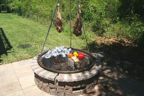 24 DIY Fire Pit & Outdoor Cooking Ideas For Your Garden Easy Backyard Makeover, Outdoor Cooking Ideas, Cooking Fire Pit, Fire Pit Food, Rim Fire Pit, Diy Barbecue, Diy Fire Pit Ideas, Make A Fire Pit, Cinder Block Fire Pit