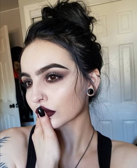 Soft Dark Feminine Makeup, Neutral Goth Makeup, Causal Goth Makeup, Minimal Goth Makeup, Simple Goth Makeup Aesthetic, Business Casual Makeup, Goth Holiday Makeup, Elegant Goth Makeup, Natural Goth Makeup