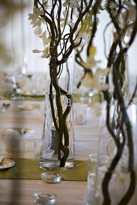 Curly willow Curly Willow Centerpieces, Sticks Decor, Twig Centerpieces, Non Floral Centerpieces, Elegant Entrance, Branch Centerpieces, Holiday Flowers, Wedding Branches, Curly Willow