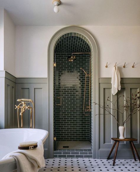 27 Beautiful And Moody Vintage Bathroom Ideas You Should See Modern Colonial Bathroom Ideas, Bathroom Ideas Vintage Modern, Vintage Master Bath Ideas, Wet Room Inspiration, Vintage Vogue Bathroom, 2025 Master Bath Ideas, Master Bath 2025, Dutch Colonial Bathroom, Colonial Chic Bathroom