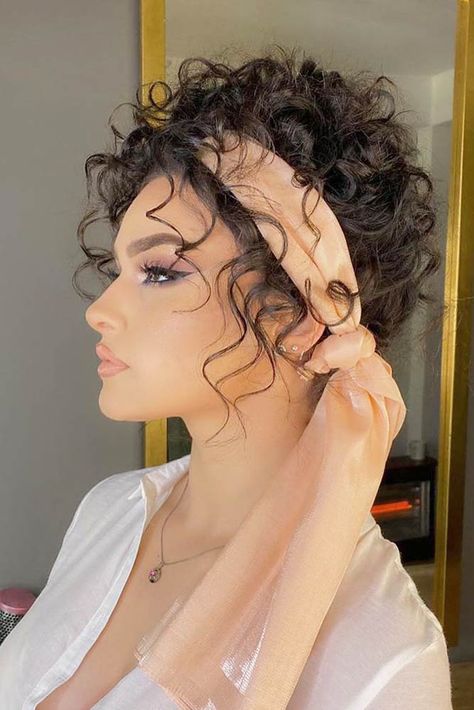 Easy Hairstyles For Spring Break ★ Short Curly Updo, Curly Hair Trends, Medium Curly Hair Styles, Curly Hair Styles Easy, Penteado Cabelo Curto, Spring Hairstyles, Curly Hair Care, Curly Hair Cuts, Short Curly Hair