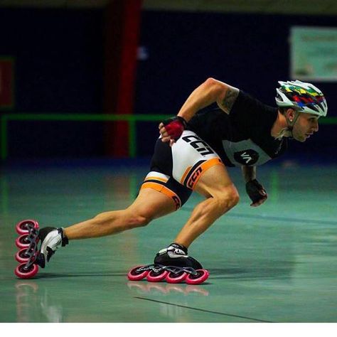 Speed skates have a smaller shoe and it really looks like one could get away with having normal rigid shoes and attaching rollers to the bottom... In Line Skating, Inline Speed Skating, Inline Speed Skates, Skate Outfit, Roller Blading, Baby Superhero, Speed Skates, Roller Shoes, Speed Skating