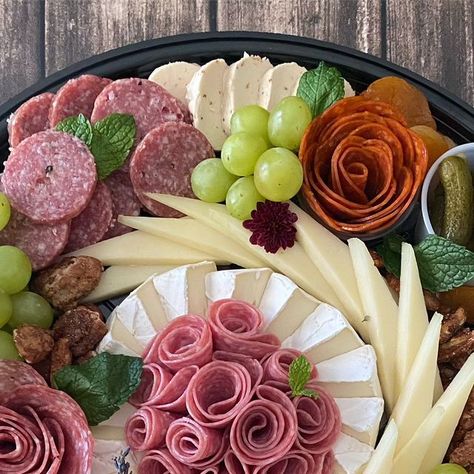 Charcuterie Art, Board Charcuterie, No Cooking, Life Board, Round Circle, Circle Of Life, Board Ideas, Summer Day, Charcuterie Board