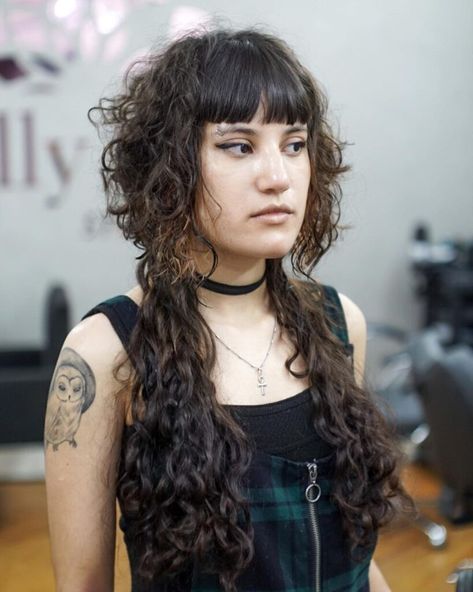 Deliver Epic Fashion With These Jellyfish Haircut Ideas Jellyfish Haircut Thick Hair, Jellyfish Curly Hair, Curly Hair Jellyfish Haircut, Jellyfish Haircut Wavy Hair, Curly Jellyfish Cut, Alternative Curly Haircut, Curly Jellyfish Hair, Hime Haircut Curly, Jellyfish Cut Curly Hair