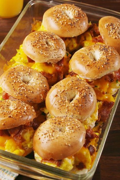 Breakfast Begal Recipe, Bagel Breakfast Sliders, Sliders Breakfast, Garden Breakfast, Slider Recipe, Breakfast Sliders, Bagel Breakfast, Breakfast Slider, Breakfast Bagel