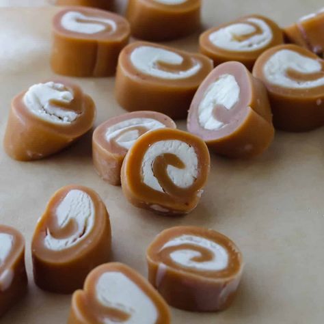 Vanilla Cream Filling, Easy Candy Recipes, Caramel Recipe, Candy Recipes Homemade, Christmas Candy Recipes, Caramel Recipes, Homemade Caramel, Homemade Candies, Candy Desserts