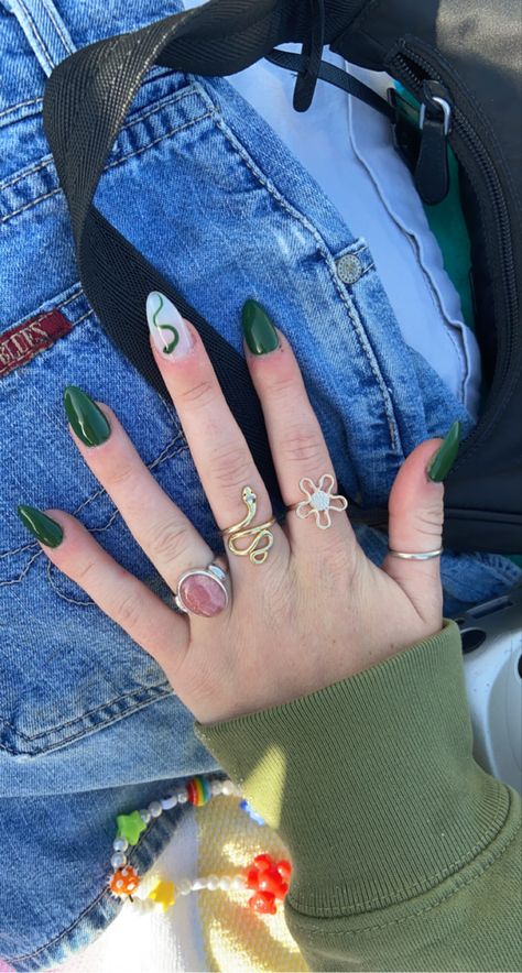 Snake And Moon Nails, Emerald Green Snake Nails, Dark Green Snake Nails, Dark Green Halloween Nails, Snake Nails Acrylic, Slytherin Nails Acrylic, Nail Art Snakes, Snake Design Nails, Slytherin Nail Ideas