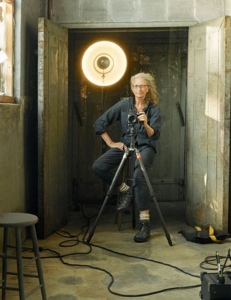 Annie Leibovitz Portraits, Anne Leibovitz, Annie Leibovitz Photos, Photographer Self Portrait, Annie Leibovitz Photography, Vision Photography, Environmental Portraits, Portrait Lighting, Annie Leibovitz