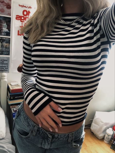 Striped Under Shirt Outfit, Striped Black And White Shirt Outfit, Black And White Striped Shirt Outfit, Striped Long Sleeve Shirt Outfit, White Striped Shirt Outfit, Striped Shirt Outfit, Long Sleeve Shirt Outfits, Outfits With Striped Shirts, Black Striped Shirt