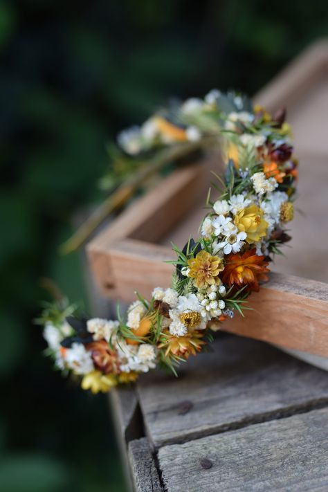 A rustic, autumn headband made of dried and stabilized plants is the perfect addition to the styling of a bride or bridesmaid. This unique headband features natural, dried and prepared flowers. leaves and cereals. The headband is made with great attention to detail The headband is a perfect proposition for a wedding, hen party and a gift, photo session, festival or birthday The base of the headband is gold-colored metal. Dried and stabilized plants are durable, provided they are properly stored, Hobbit Flower Crown, Autumn Headband, Groom Hair, Dried Flower Crown, Unique Headband, Flower Hair Band, Rustic Autumn, Headband Flower, Flower Crowns