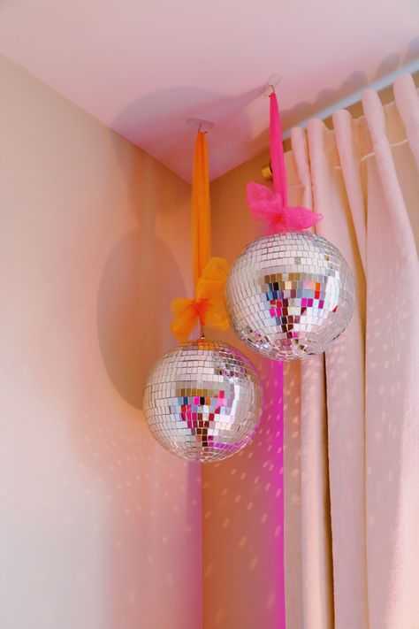 Funky Dorm Decor, Uca Camp, Uni Flat, Colored Bedding, Party Disco Ball, Classroom Vibes, Boho Rooms, Mirror Disco Ball, Funky Rug