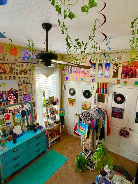 Cool Indie Rooms, Cute Indie Room Decor, Y2k Indie Room, Colorful Indie Room, Inde Bedrooms, Maximalist Indie Bedroom, Soft Indie Room, Soft Indie Aesthetic Room, Small Indie Room