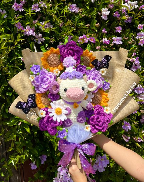 Purple Crochet Projects, Crochet Flower Bouquet With Cow, Crochet Bouquet With Plush, Crochet Flower Bouquet With Animal, Baby Sock Bouquet, Aesthetic Crochet Flower Bouquet, Pastel Crochet Flower Bouquet, Crochet Lilac Bouquet, White Flower Bouquet