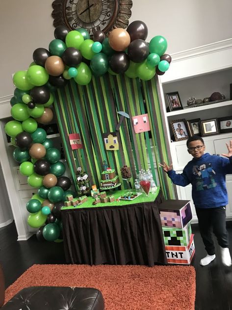 Minecraft Balloon Garland, Minecraft Balloon Arch, Minecraft Arch, Minecraft Balloons, Minecraft Birthday Decorations, Diy Minecraft Birthday Party, Minecraft Party Decorations, Party Decorations Diy, Minecraft Birthday Cake