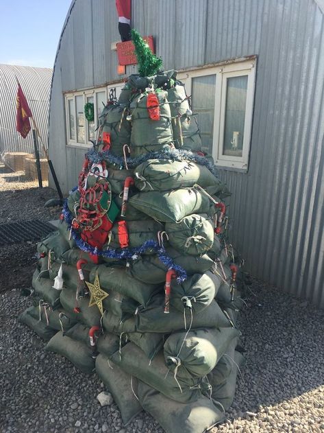 Epic Sandbag Christmas Tree Created By Marines Deployed To Helmand Province, Afghanistan Funny Christmas Images, Military Jokes, Christmas Memes Funny, Funny Christmas Tree, Military Memes, Christmas Jokes, Christmas Memes, Creative Christmas Trees, Unique Christmas Trees