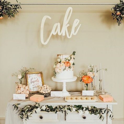 Wedding Dessert Table Ideas, Wonderland Wedding Cake, Rustic Dessert Table, Sweets Table Wedding, Dessert Table Ideas, Dessert Bar Wedding, Small Wedding Cakes, Cake Table Decorations, Wedding Cake Table