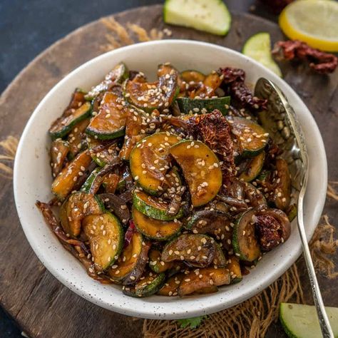 Make this quick and healthy Chinese Zucchini Stir Fry in under 15 minutes. It is a great side dish that goes well with any meal (vegan, can be easily made gluten-free). Chinese Zucchini, Quick Asian Recipes, Chicken And Veggie Recipes, Zucchini Stir Fry, Quick Delicious Dinner, Stir Fry Ingredients, Mango Chicken, Lemon Butter Chicken, Easy Peasy Recipes