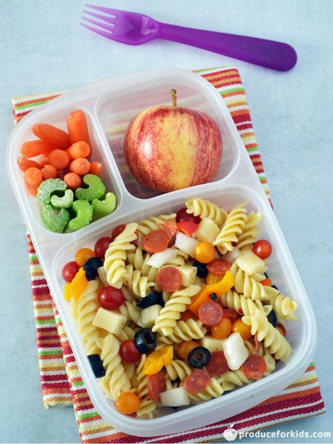 All your favorite pizza toppings, but in a fun make-ahead pasta salad that’s perfect for lunchboxes! Recipe courtesy of Produce for Kids. Pasta Recipes For Lunch, Mayo Pasta Salad Recipes, Salad Lunch Box, Pasta Recipes For Kids, Pizza Pasta Recipe, Pasta Lunch, Salad Recipes Lunch, Salad For Lunch, Cold Pasta Salad Recipes