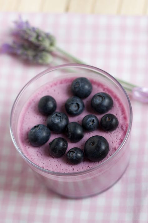 Mousse de chocolate blanco al aroma de lavanda y arándanos Mousse Chocolate, Dessert Shooters, Gelatin Recipes, Healthy Bars, Purple Food, Book Cake, Dessert Plating, Sweet Food, Chicken Salad Recipes