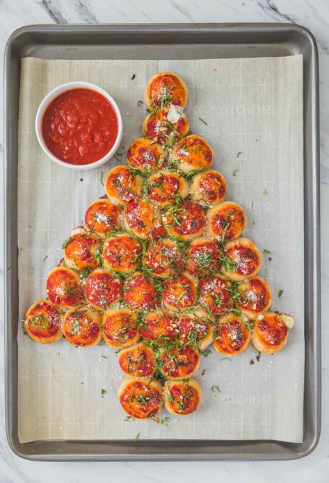 Make these easy pull-apart Christmas Tree Pizza Bites and serve as healthy appetizers during the festive season. With all the pizza ingredients, it will be a super hit for sure. Easily customize with your favorite toppings from pizza. | #watchwhatueat #pizzabites #christmasappetizer #holidayappetizers Pizza Bites Appetizer, Christmas Tree Pizza, Christmas Potluck, Christmas Pizza, Pizza Ball, Meatless Dishes, Christmas Dinner Menu, Christmas Recipes Appetizers, Pizza Sauce Homemade