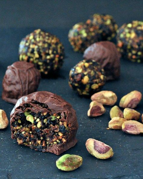 Cherry Carob Truffles @spabettie Carob Truffles, Carob Recipes, Dessert Truffles, Raw Desserts, Vegan Sweets, Healthy Sweets, Healthy Dessert Recipes, Mini Desserts, Vegan Snacks