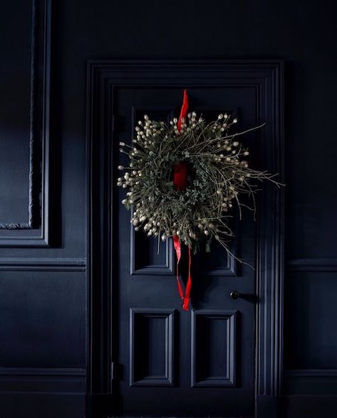 Christmas styling tips from DIY queen Annie Sloan - The Interiors Addict Navy Christmas, Dark Christmas, Christmas Interiors, Homemade Decor, Christmas Projects Diy, Christmas Scenes, Christmas Mood, Christmas Wreaths Diy, Christmas Love