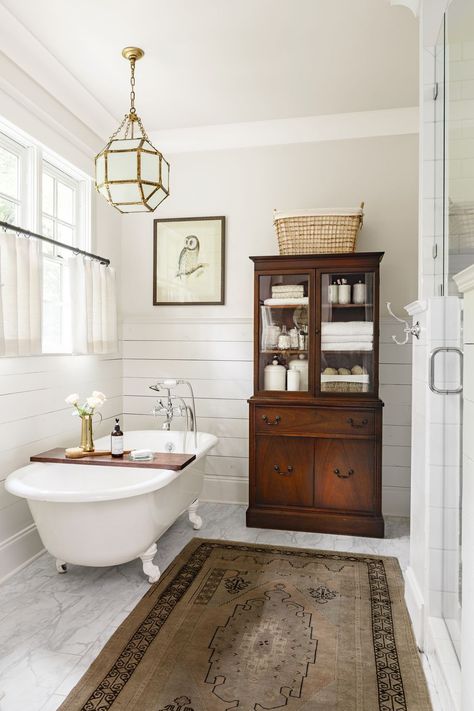 DIY Farmhouse Home Decor Ideas for the Entire House Decorating With Antique Furniture, Black Clawfoot Tub, Clawfoot Tub Bathroom, Architecture Renovation, French Country Bathroom, Tub Ideas, Country Bathroom, Bedroom Walls, Bathroom Windows