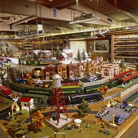 Lionel Trains Layout, Toy Train Layouts, Lionel Train Sets, Train Projects, Deck Layout, Model Training, Garden Railroad, Ho Model Trains, Toy Trains Set